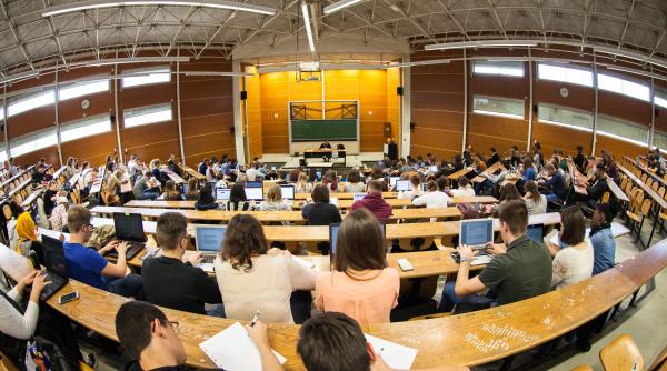 Universități europene închise, din cauza focarelor COVID. OMS avertizează: Tinerii, un factor-cheie în transmiterea virusului