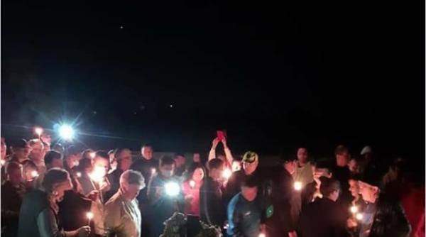 Deveselu. Oamenii au sărbătorit în cimitir victoria primarului mort de două săptămâni