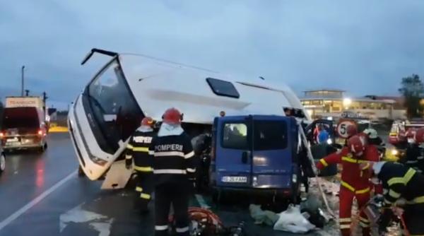 Accident groaznic la Iași: Un autobuz s-a ciocnit de un TIR apoi a strivit un microbuz plin cu români. S-a activat planul ROȘU