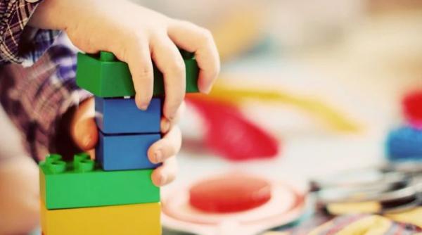 O educatoare a OTRĂVIT 25 de copii, încercând să se răzbune pe o colegă. Ce condamnare a primit