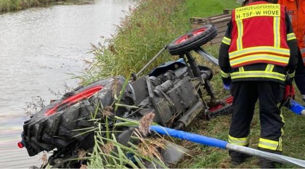 Tragedie la culesul merelor, în Germania: Muncitor român, mort după ce s-a răsturnat cu tractorul într-un lac
