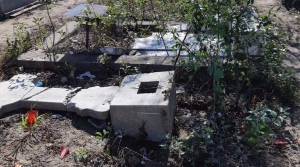 Doi copii au vandalizat zeci de morminte dintr-un cimitir din orașul Galați