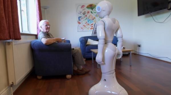 „Robotul-badanta”, testat pe pensionari: Vorbește și le amintește când trebuie să ia pastilele. Rezultatele (VIDEO)