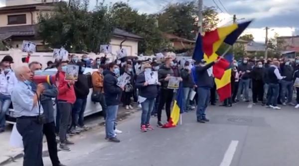 Proteste la Biroul Electoral din Sectorul 1. Jandarmii au securizat instituția