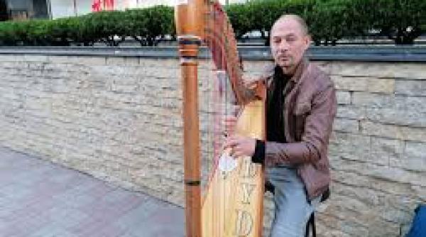 Eduard Dopireac, artistul „pribeag“ care a cântat pentru Berlusconi, umilit de Poliția Locală