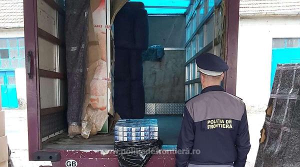 Furgonetă înmatriculată în Marea Britanie, condusă de un român, oprită la frontieră. Captură uriaşă