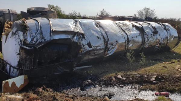 Intervenție de urgență în Timiș: O cisternă încărcată cu bitum s-a răsturnat