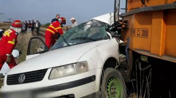Doi români au decedat după ce maşina în care se aflau a fost lovită de tren în Suceava