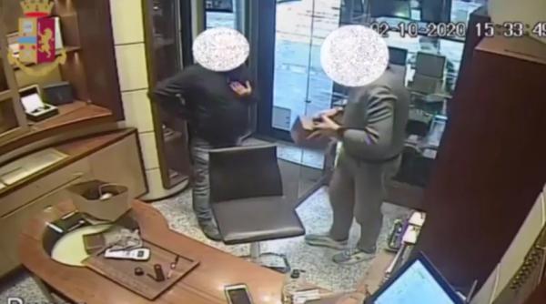 VIDEO. Un român înarmat cu un pistol jefuiește o bijuterie din Milano. Intervenția carabinierilor a fost filmată