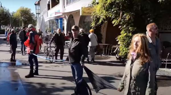 Proteste „anti-mască” la frontiera germano-elveţiană. Opozanţii restricţiilor au făcut un lanţ uman