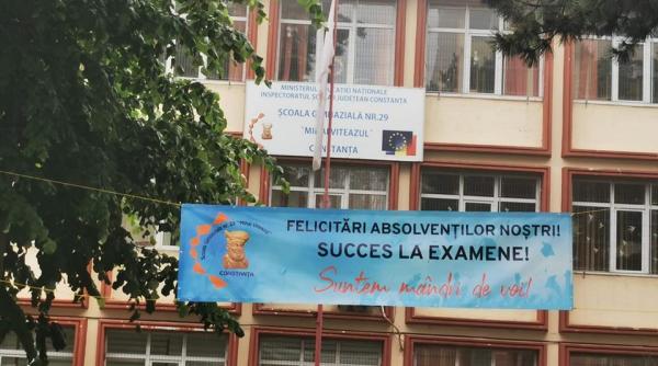 Demisie în cazul scandalului adolescenţilor din Constanţa, duşi cu duba la poliţie, pentru că se aflau în curtea şcolii