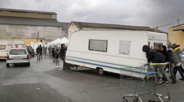 Franța. Autoritățile au EVACUAT de urgență o tabără de romi din Bordeaux. Trăiau în condiții "MIZERABILE" în rulotele lor