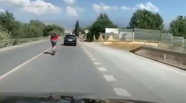 Spania. Tânăr surprins pe trotinetă cu peste 100 km/h. A încercat să depășească o mașină