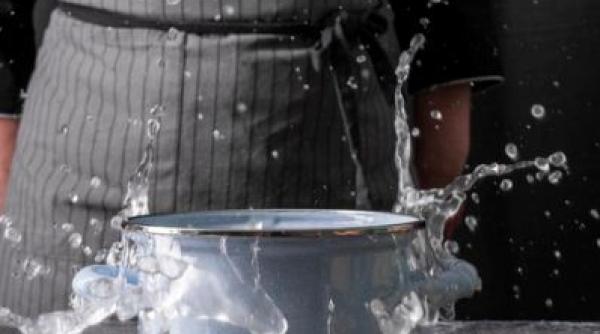 Fetiță de trei ani, în stare gravă la spital. O oală cu apă clocotită s-a răsturnat peste ea