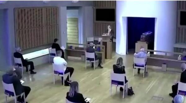 Anglia. Înmormântare oprită, pentru că un bărbat a vrut să-și consoleze mama. Nu a păstrat distanța fizică