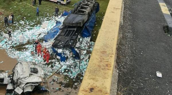 Șoferul român de TIR, mort după ce s-a prăbușit în râul Lotru, era în comă alcoolică