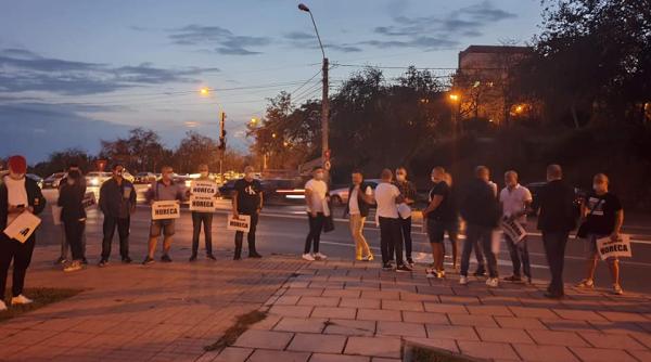 PROTEST în Piaţa Victoriei. Patronii şi angajaţii din HoReCa au ieşit în stradă