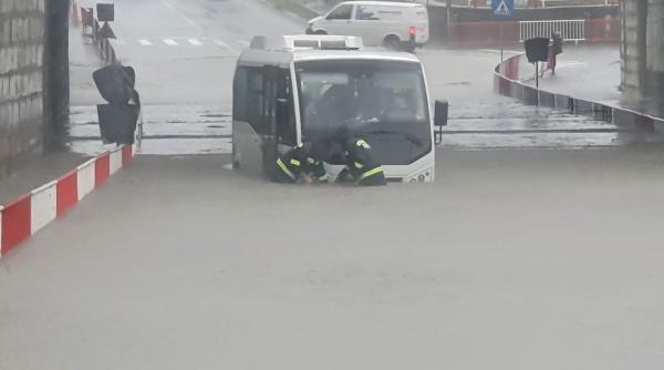 Autobuz cu români, blocat într-un pasaj plin cu apă, la Focșani: Au intervenit pompierii