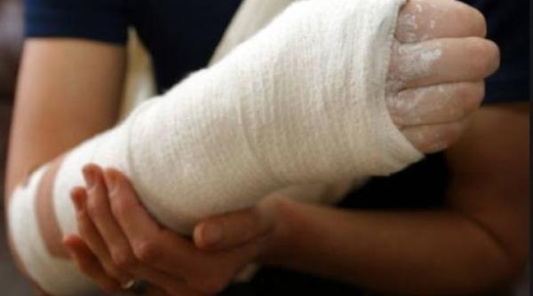 O româncă, despăgubită după ce a alunecat şi şi-a rupt mâna într-un supermarket