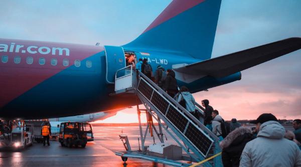 Reguli noi pentru românii care se întorc cu avionul din Franţa, Spania sau Marea Britanie