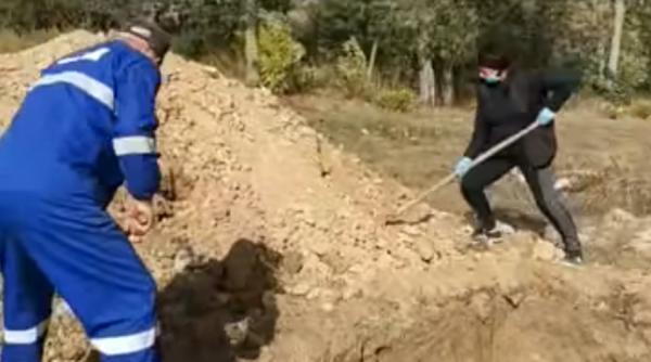 Româncă moartă de Covid-19, îngropată de fiice. Poliția a deschis o anchetă (VIDEO)