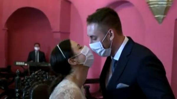 Virusolog din Spania profețește: „Pregătiți-vă pentru 2 ANI de purtat MASCĂ de protecție. Va fi un maraton”