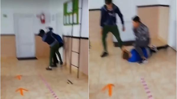 Imagini șocante! Un elev român, bătut cu bestialitate de trei colegi: „Dă-i, bă!” (VIDEO)