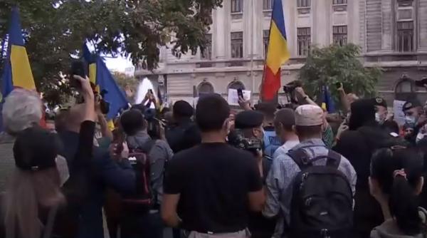 Protest în Piața Universității, în ziua cu recordul negru, împotriva restricțiilor: Românii nu poartă mască și nu respectă distanțarea