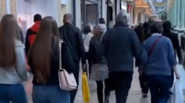 Îmbulzeală la mall-uri pentru cadourile de Crăciun. Oamenii se tem că vor fi închise, în carantină