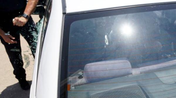 Un bărbat a refuzat să-și salveze fetița de un an din mașină. Este incredibil ce le-a spus salvatorilor