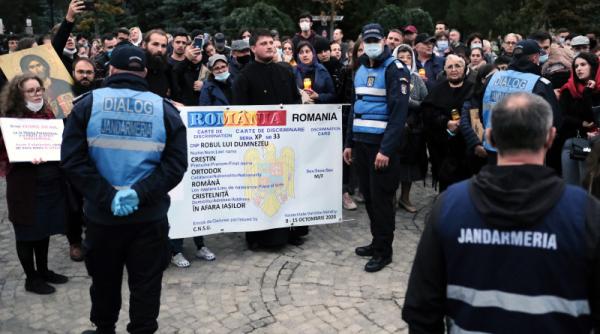 Protestatarii de la Sfânta Parascheva au rupt cordoanele jandarmilor: "S-au dat la o parte când am țipat"