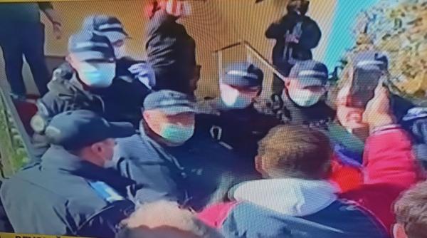 Sfânta Parascheva. Credincioșii s-au BĂTUT cu jandarmii ca să ajungă la raclă