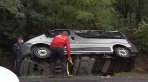 Un microbuz cu români s-a ciocnit cu două autoutilitare. Un român în stare gravă la spital