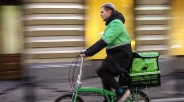 Viena. Testele pentru depistarea COVID-19, distribuite cu ajutorul curierilor pe bicicletă