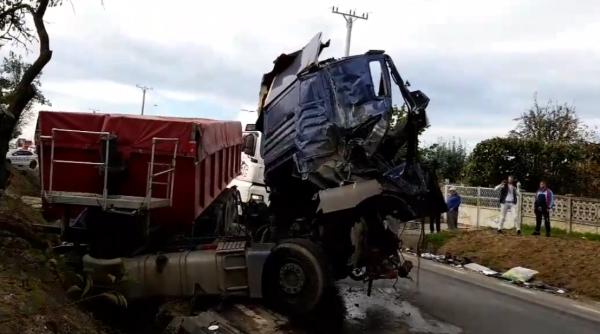 Ciocnire între două TIR-uri. IPOTEZA poliției: Șoferii ar fi regizat tamponarea prin stație 