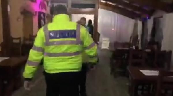Arad. Polițiștii au DESCINS la o petrecere cu 40 de participanți. Amendă de 5.000 de lei