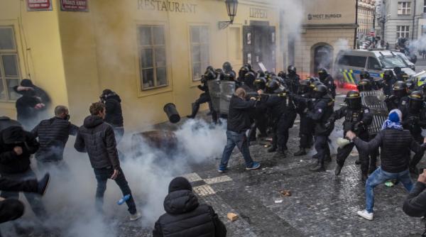 Cehia. Proteste VIOLENTE împotriva măsurilor entiepidemice. Poliția a intervenit cu gaze lacrimogene și tunuri cu apă