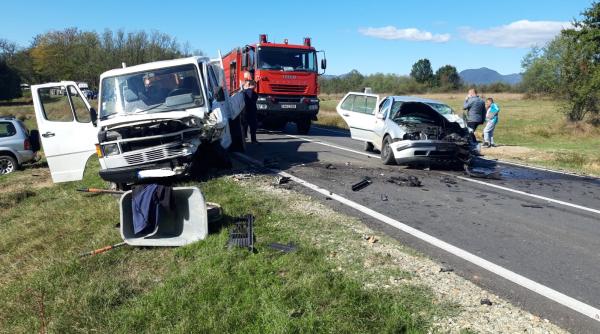 Patru români, între care un copil, răniți după impactul dintre o mașină și o camionetă