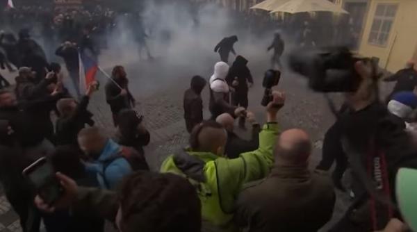 Sute de protestatari au încercat să ia cu asalt sediul guvernului slovac