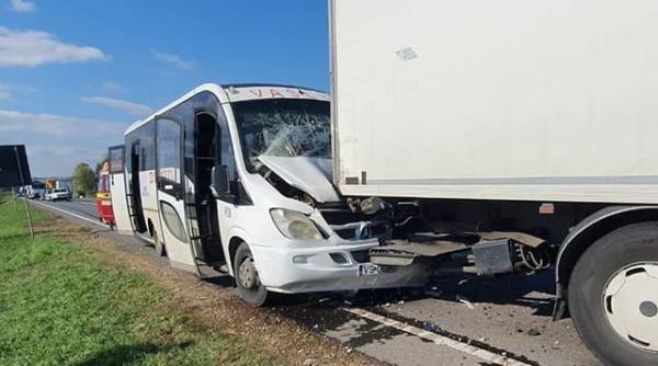 Accident între un microbuz cu 20 de pasageri şi un TIR. O româncă însărcinată a ajuns la spital