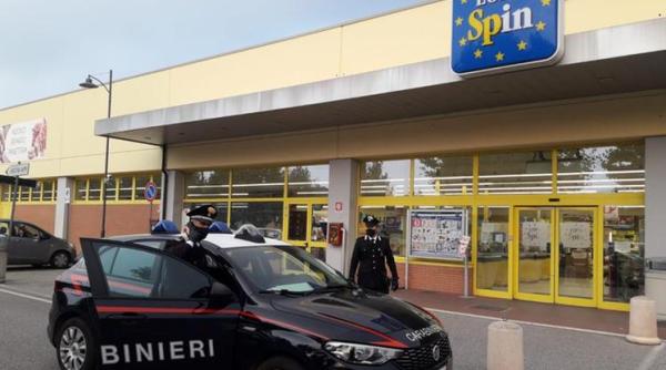 Român, hoţ de parmezan în Italia. Şi-a umplut coşul, dar a uitat să plătească