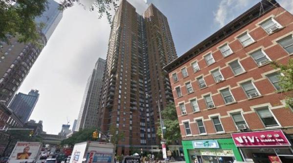 Un copil de 13 ani a murit, după ce a căzut de la etajul 20, în timp ce își făcea temele 