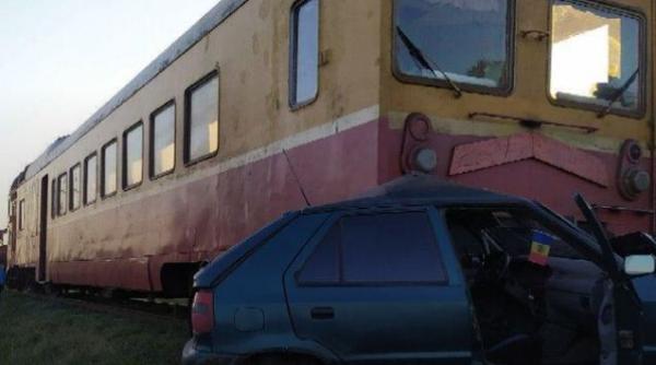 Mașină, spulberată de un tren în Republica Moldova. Şoferul, în stare de şoc, a ajuns la spital