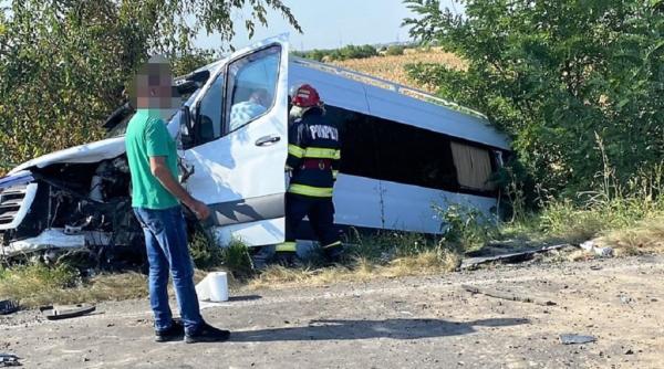 PLAN ROȘU. Microbuz cu români răsturnat pe autostradă, în Alba. O persoană DECEDATĂ, alte 9 grav rănite