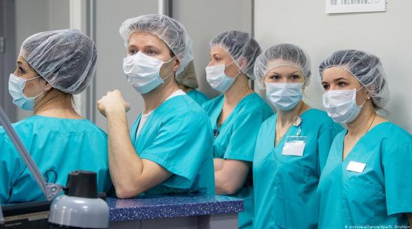 Proteste în SPANIA. Medicii și rezidenții, strigăt de disperare: „Ne lăsaţi în pielea goală!“ 