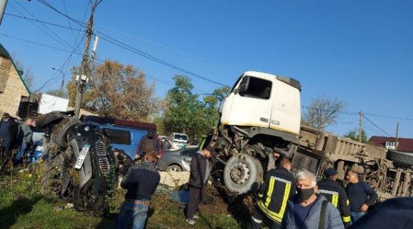 Patru mașini zdrobite de un camion scăpat de sub control. Trei persoane au ajuns la spital 