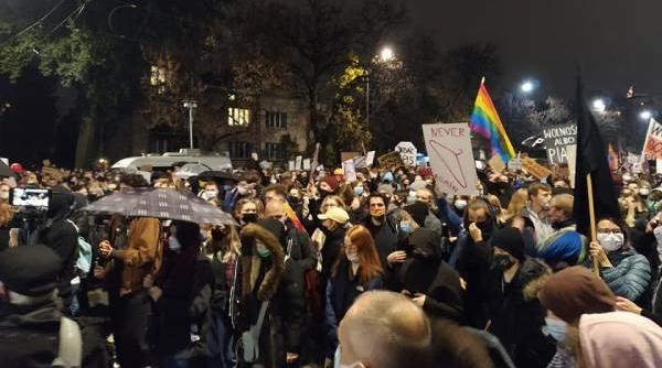 PROTEST în Polonia. Mii de oameni au ieşit în stradă pentru a treia zi consecutiv