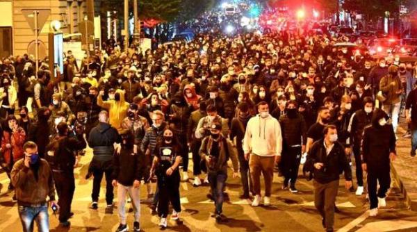 Proteste violente la Napoli. Poliţiştii, atacaţi de oamenii furioşi. Mulţimea, gonită cu gaze lacrimogene