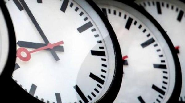 România trece la ora de iarnă: ora 04.00 va deveni ora 03.00