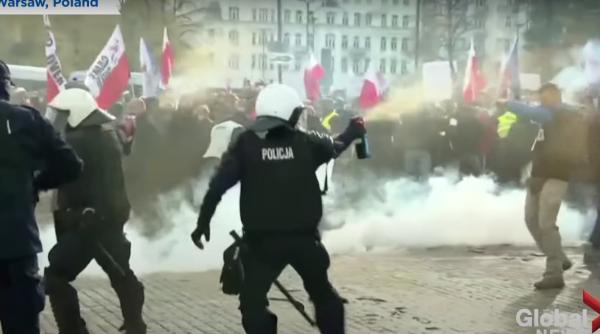 Proteste în Polonia, după ce preşedintele ţării a fost depistat pozitiv cu COVID-19. Manifestanţii, dispersaţi cu gaze lacrimogene